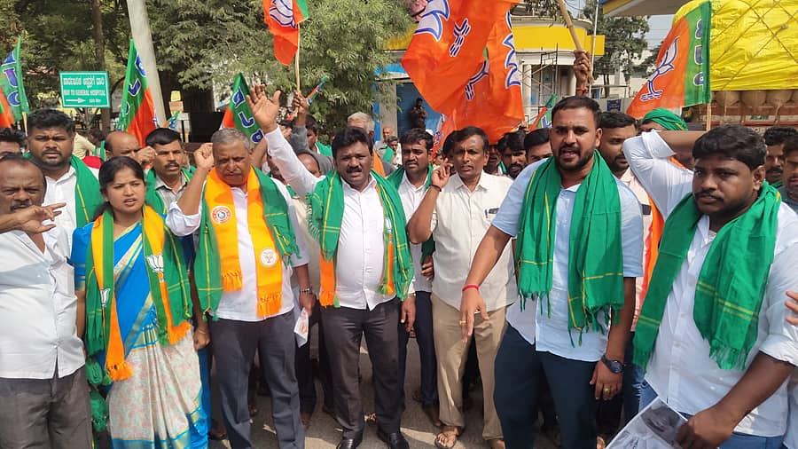 ಶಿರಾದಲ್ಲಿ ಶುಕ್ರವಾರ ರಾಜ್ಯ ಸರ್ಕಾರದ ರೈತ ವಿರೋಧಿ ಧೋರಣೆ ಖಂಡಿಸಿ ಬಿಜೆಪಿ ಕಾರ್ಯಕರ್ತರು ಪ್ರತಿಭಟನೆ ನಡೆಸಿದರು