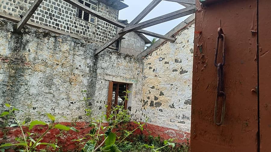 <div class="paragraphs"><p>ನಿಪ್ಪಾಣಿ ತಾಲ್ಲೂಕಿನ ಬೇಡಕಿಹಾಳ ಗ್ರಾಮದಲ್ಲಿ ಕನ್ನಡ ಮಾಧ್ಯಮದ ಸರ್ಕಾರಿ ಶಾಲೆಗಳ ಕೊಠಡಿಯ ಚಾವಣಿ ಬಿದ್ದುಹೋಗಿದೆ </p></div>