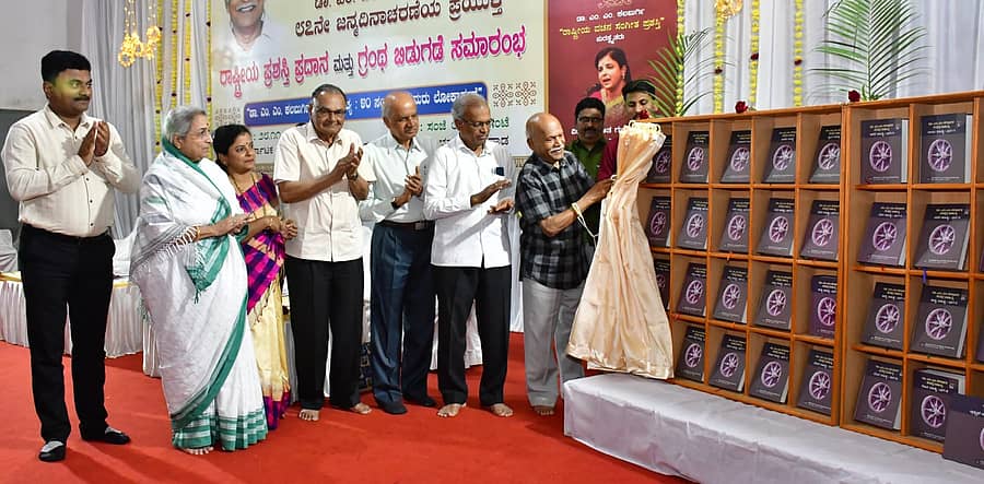 ಧಾರವಾಡದಲ್ಲಿ ಏರ್ಪಡಿಸಿದ್ದ ಕಾರ್ಯಕ್ರಮದಲ್ಲಿ ಎಂ.ಎಂ. ಕಲಬುರ್ಗಿ ಅವರ ಸಮಗ್ರ ಸಾಹಿತ್ಯ 40 ಸಂಪುಟಗಳನ್ನು ಸಾಹಿತಿ ಹಂ.ಪ.ನಾಗರಾಜಯ್ಯ ಅವರು ಮರು ಬಿಡುಗಡೆ ಮಾಡಿದರು 