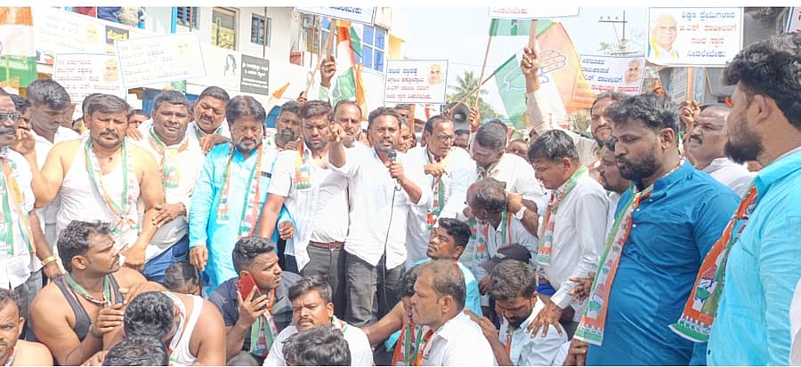 ರೋಣ ಪಟ್ಟಣದ ಮುಲ್ಲಾನಬಾವಿ ವೃತ್ತದ ಬಳಿ ಪ್ರತಿಭಟನೆ ಉದ್ದೇಶಿಸಿ ಮುತ್ತುರಾಜ ನವಲಗುಂದ ಮಾತನಾಡಿದರು