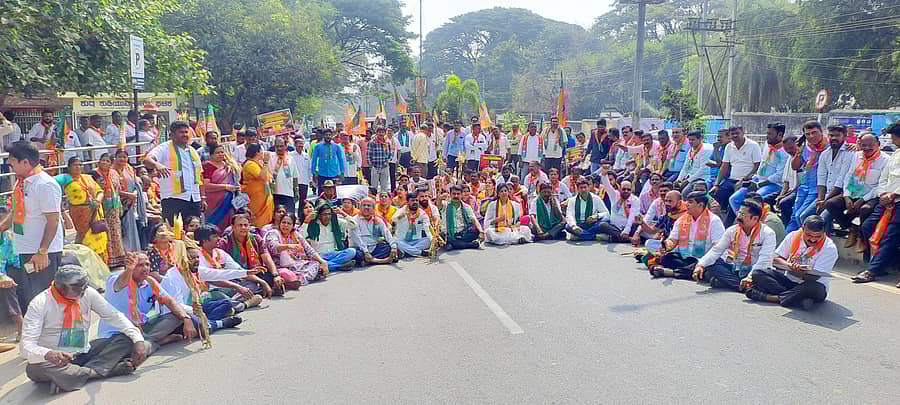 ಶಿವಮೊಗ್ಗದಲ್ಲಿ ಶುಕ್ರವಾರ ಬಿಜೆಪಿ ಜಿಲ್ಲಾ ರೈತ ಮೋರ್ಚಾದಿಂದ ನಡೆದ ಪ್ರತಿಭಟನೆಯ ನೋಟ