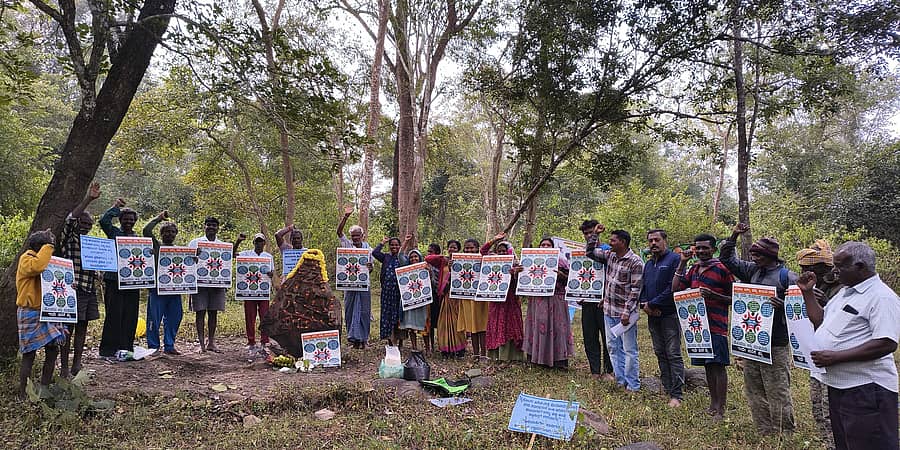 ಹುಣಸೂರು ತಾಲ್ಲೂಕಿನ ಆದಿವಾಸಿ ಗಿರಿಜನರು ನಾಗರಹೊಳೆ ಅರಣ್ಯದ ವೀರನಹೊಸಹಳ್ಳಿ ವಲಯದ ಗುಳ್ಳೆ ಮೆಳೆ ಹಾಡಿಯ ಚಾಮಳ್ಳಿ ಒಡೆಯ ಕಾಡಿಗೆ ನುಗ್ಗಿ ಪೂರ್ವಜನರ ಪೂಜಾ ಸ್ಥಳದಲ್ಲಿ ಪೂಜೆ ನೆರವೇರಿಸಿ ಅರಣ್ಯ ಹಕ್ಕು ಕಾಯ್ದೆ ಜಾರಿಗೊಳಿಸುವಂತೆ ಘೊಷಣೆ ಹಾಕಿ ಶುಕ್ರವಾರ ಪ್ರತಿಭಟಿಸಿದರು