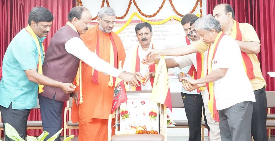 ಚಿತ್ರದುರ್ಗದ ಎಸ್‌ಜೆಎಂ ದಂತ ವಿದ್ಯಾಲಯದ ಸಭಾಂಗಣದಲ್ಲಿ ಶುಕ್ರವಾರ ಕನ್ನಡ ರಾಜ್ಯೋತ್ಸವದ ಅಂಗವಾಗಿ ಏರ್ಪಡಿಸಿದ್ದ ರಾಜ್ಯಮಟ್ಟದ ವಿಚಾರ ಸಂಕಿರಣವನ್ನು ಬಸವಕುಮಾರ ಸ್ವಾಮೀಜಿ ಉದ್ಘಾಟಿಸಿದರು