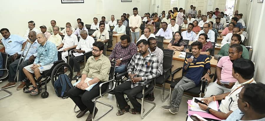 ವಿಜಯಪುರ ಜಿಲ್ಲಾಧಿಕಾರಿಗಳ ಕಚೇರಿ ಸಭಾಂಗಣದಲ್ಲಿ ಶುಕ್ರವಾರ ನಡೆದ ಕುಂದುಕೊರತೆ ಸಭೆಯಲ್ಲಿ ಅಧಿಕಾರಿಗಳು ಮತ್ತು ಅಂಗವಿಕಲರು ಪಾಲ್ಗೊಂಡಿದ್ದರು