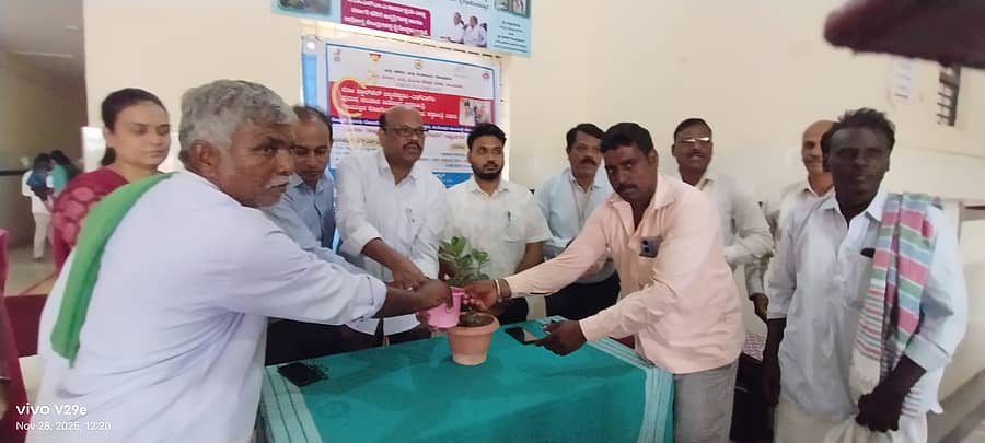 ರಾಯಚೂರು ನಗರದ ತಾಯಿ ಮಕ್ಕಳ ಆಸ್ಪತ್ರೆಯಲ್ಲಿ ಆಯೋಜಿಸಿದ್ದ ‘ನೋ ಸ್ಕಾಲ್ಪೇಲ್ ವ್ಯಾಸೆಕ್ಟುಮಿ’ (ಎನ್ಎಸ್ವಿ) ಶಸ್ತ್ರಚಿಕಿತ್ಸೆ ಕುರಿತ ಜಾಗೃತಿ ಪಾಕ್ಷಿಕ ಕಾರ್ಯಕ್ರಮವನ್ನು ಜಿಲ್ಲಾ ಕುಟುಂಬ ಕಲ್ಯಾಣ ಕಾರ್ಯಕ್ರಮ ಅನುಷ್ಟಾನ ಅಧಿಕಾರಿ ಡಾ. ಶಿವಕುಮಾರ ನಾರಾ ಉದ್ಘಾಟಿಸಿದರು