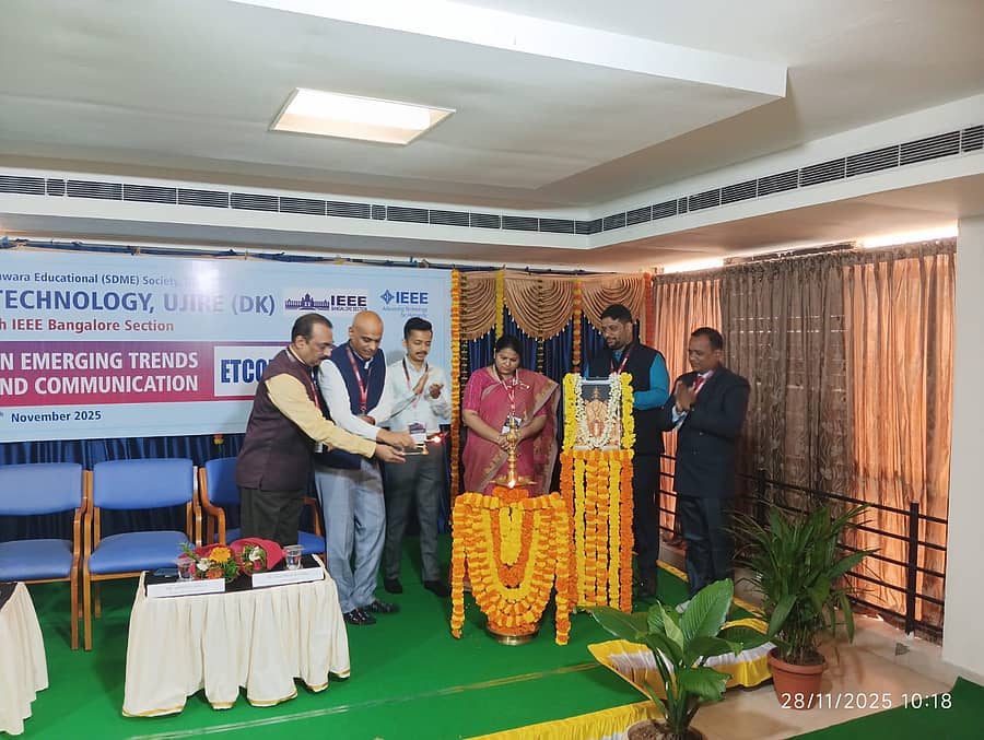 ಧಾರವಾಡದ ವೆಂಕಟೇಶ್ ದೇಶಪಾಂಡೆ ಅವರು ವಿಚಾರಸಂಕಿರಣವನ್ನು ಉದ್ಘಾಟಿಸಿದರು