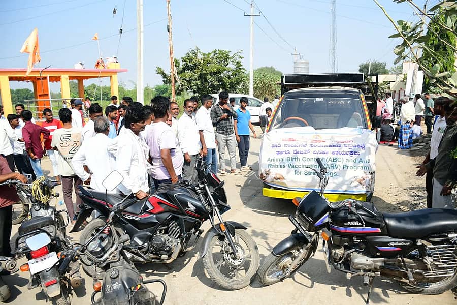 <div class="paragraphs"><p>ಕಲಬುರಗಿ ಹೊರವಲಯದ ಉದನೂರ ಗ್ರಾಮದಲ್ಲಿ ಬೀದಿನಾಯಿ ಹೊತ್ತು ತಂದಿದ್ದ ವಾಹನವನ್ನು ತಡೆದು ಗ್ರಾಮಸ್ಥರು ಪ್ರತಿಭಟನೆ ನಡೆಸಿದರು</p></div>