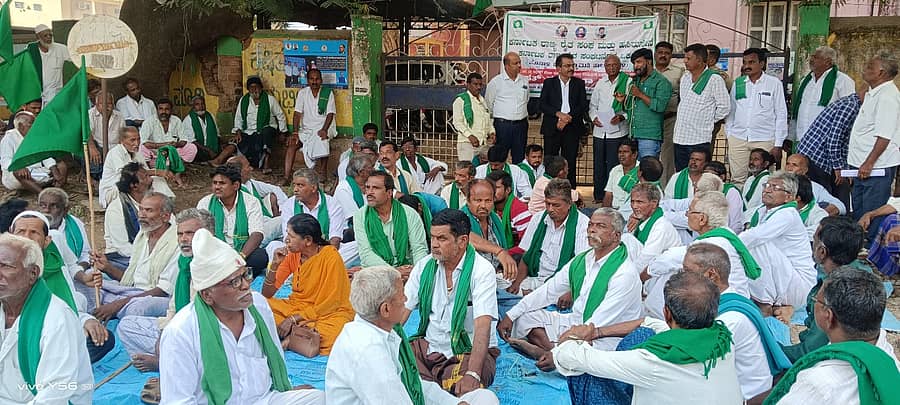 ಹೊನ್ನಾಳಿಯಲ್ಲಿ ರೈತ ಸಂಘ ಹಾಗೂ ಹಸಿರು ಸೇನೆ ವತಿಯಿಂದ ಹಮ್ಮಿಕೊಂಡಿದ್ದ ಪ್ರತಿಭಟನೆ ವೇಳೇ ಉಪವಿಭಾಗಾಧಿಕಾರಿ ಎಚ್.ಬಿ.ಚನ್ನಪ್ಪ ಅವರಿಗೆ ಮನವಿ ಸಲ್ಲಿಸಲಾಯಿತು