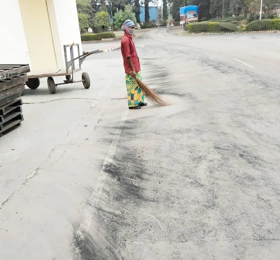 ತುಮಕೂರಿನ ಅಂತರಸನಹಳ್ಳಿ ಕೈಗಾರಿಕಾ ಪ್ರದೇಶದ ರಸ್ತೆ ಮೇಲೆ ಕಪ್ಪು ದೂಳು