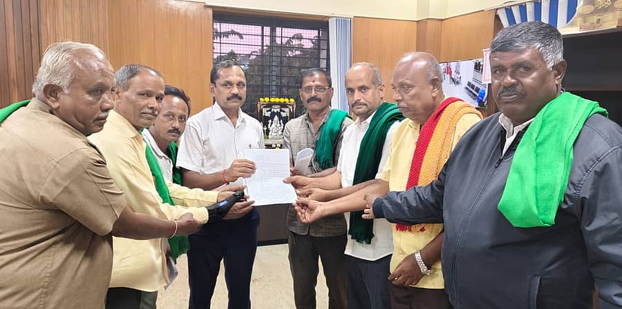 <div class="paragraphs"><p>ದೊಡ್ಡಬಳ್ಳಾಪುರ ತಾಲ್ಲೂಕಿನಲ್ಲಿ ರಾಗಿ ಕಟಾವು ಯಂತ್ರಕ್ಕೆ ದುಬಾರಿ ಬಾಡಿಗೆ ಪಡೆಯುತ್ತಿರುವ ಗುತ್ತಿಗೆದಾರರ ವಿರುದ್ಧ ಕ್ರಮ ಕೈಗೊಳ್ಳುವಂತೆ ಜಿಲ್ಲಾಧಿಕಾರಿ ಎ.ಬಿ.ಬಸವರಾಜು ಅವರಿಗೆ ರಾಜ್ಯ ರೈತ ಸಂಘದ ವತಿಯಿಂದ ಶುಕ್ರವಾರ ದೂರು ನೀಡಲಾಯಿತು</p></div>