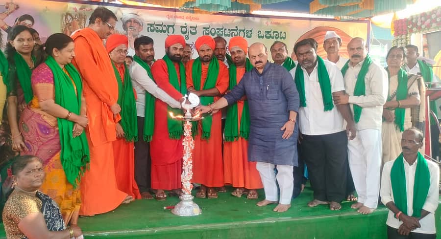 ಲಕ್ಷ್ಮೇಶ್ವರದಲ್ಲಿ ಮೆಕ್ಕೆಜೋಳದ ಬೆಂಬಲ ಬೆಲೆ ಖರೀದಿ ಕೇಂದ್ರಕ್ಕಾಗಿ ರೈತರು ನಡೆಸುತ್ತಿರುವ ಅಹೋರಾತ್ರಿ ಧರಣಿ ವೇದಿಕೆಯಲ್ಲಿ ಶುಕ್ರವಾರ ವೀರರಾಣಿ ಚೆನ್ನಮ್ಮಾಜಿಯ ವಿಜಯೋತ್ಸವ ಹಾಗೂ ಜಯಂತ್ಯುತ್ಸವ ಕಾರ್ಯಕ್ರಮವನ್ನು ಸಂಸದ ಬಸವರಾಜ ಬೊಮ್ಮಾಯಿ ಉದ್ಘಾಟಿಸಿದರು