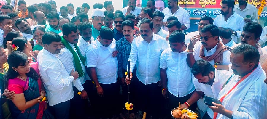 ಕಡೂರು ತಾಲ್ಲೂಕು ಮದಗದಕೆರೆ ಬಳಿ ಶುಕ್ರವಾರ ₹50 ಕೋಟಿ ವೆಚ್ಚದ ಕೆರೆ ಅಭಿವೃದ್ಧಿ ಕಾಮಗಾರಿಗೆ ಶಾಸಕ ಕೆ.ಎಸ್‌. ಆನಂದ್‌ ಭೂಮಿಪೂಜೆ ನೆರವೇರಿಸಿದರು