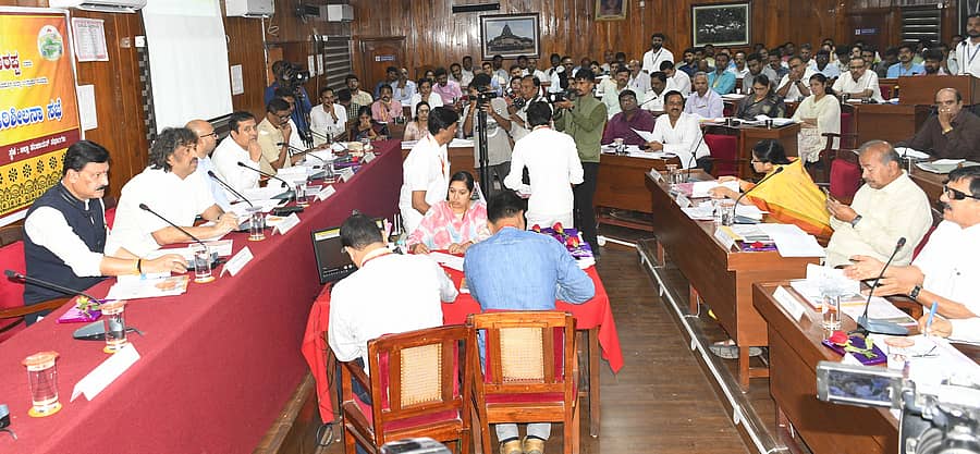 ಶಿವಮೊಗ್ಗದಲ್ಲಿ ಶುಕ್ರವಾರ ನಡೆದ ಕೆಡಿಪಿ ಸಭೆಯ ನೋಟ