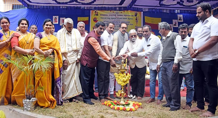 ಮೈಸೂರು ತಾಲ್ಲೂಕಿನ ಇಲವಾಲದ ಕಲಾಭಾರತಿ ವಿದ್ಯಾಸಂಸ್ಥೆಯಲ್ಲಿ ಶುಕ್ರವಾರ ಆಯೋಜಿಸಿದ್ದ ರಾಜ್ಯೋತ್ಸವ, ವಾಲ್ಮೀಕಿ ಹಾಗೂ ಕನಕ ಜಯಂತಿ, ಮಕ್ಕಳ ದಿನಾಚರಣೆಯನ್ನು ಮಲೆಮಹದೇಶ್ವರ ಸ್ವಾಮಿ ಕ್ಷೇತ್ರ ಅಭಿವೃದ್ಧಿ ಪ್ರಾಧಿಕಾರದ ಕಾರ್ಯದರ್ಶಿ ರಘು ಎ.ಇ. ಉದ್ಘಾಟಿಸಿದರು– ಪ್ರಜಾವಾಣಿ ಚಿತ್ರ