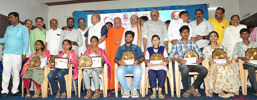 ಮಂಡ್ಯ ನಗರದ ಕನಕ ಭವನದಲ್ಲಿ ಶುಕ್ರವಾರ ನಡೆದ ಕಾರ್ಯಕ್ರಮದಲ್ಲಿ ಎಸ್‌ಎಸ್‌ಎಲ್‌ಸಿ ಮತ್ತು ಪಿಯುಸಿಯಲ್ಲಿ ಹೆಚ್ಚು ಅಂಕ ಪಡೆದ ವಿದ್ಯಾರ್ಥಿಗಳಿಗೆ ಪ್ರತಿಭಾ ಪುರಸ್ಕಾರ ನೀಡಲಾಯಿತು. ಮಾಜಿ ಸಚಿವ ಎಚ್‌.ಎಂ.ರೇವಣ್ಣ, ವಿಧಾನ ‍ಪರಿಷತ್‌ ಸದಸ್ಯ ಯತೀಂದ್ರ ಸಿದ್ದರಾಮಯ್ಯ, ಶಿವಾನಂದಪುರಿ ಸ್ವಾಮೀಜಿ, ಸಮುದಾಯದ ಮುಖಂಡರು ಪಾಲ್ಗೊಂಡಿದ್ದರು 