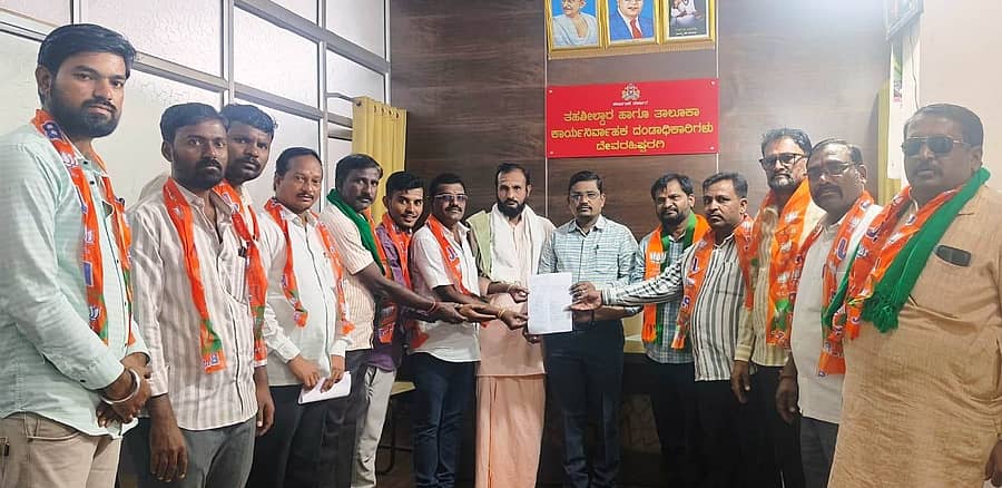 ದೇವರಹಿಪ್ಪರಗಿ ಬಿಜೆಪಿ ಮಂಡಲದ ಪದಾಧಿಕಾರಿಗಳು ಮೆಕ್ಕೆಜೋಳ ಬೆಳೆಗೆ ಬೆಂಬಲ ಬೆಲೆ ಘೋಷಣೆ, ಮೆಕ್ಕೆಜೋಳ ಖರೀದಿ ಕೇಂದ್ರ ಆರಂಭ ಹಾಗೂ ರೈತರಿಗೆ ಅತೀವೃಷ್ಟಿ ಪರಿಹಾರ ಬಿಡುಗಡೆ ವಿಷಯಗಳಿಗೆ ಆಗ್ರಹಿಸಿ ತಹಶೀಲ್ದಾರ ಪ್ರಕಾಶ ಸಿಂದಗಿ ಅವರಿಗೆ ಮನವಿ ಸಲ್ಲಿಸಿದರು.