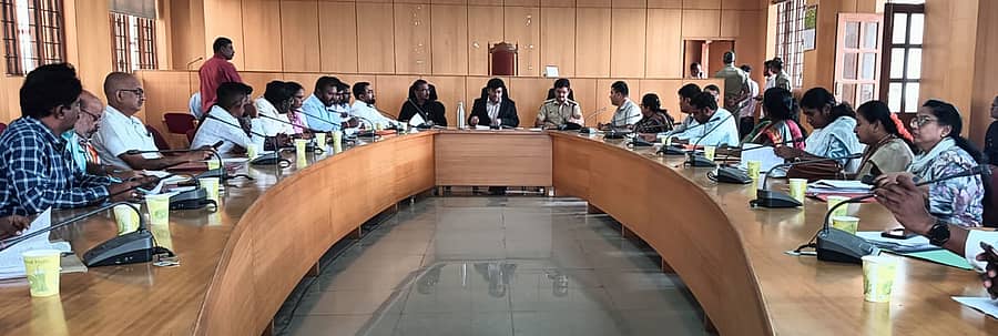 <div class="paragraphs"><p>ರಾಮನಗರದಲ್ಲಿರುವ ಜಿಲ್ಲಾಧಿಕಾರಿ ಕಚೇರಿ ಸಭಾಂಗಣದಲ್ಲಿ ಶುಕ್ರವಾರ ನಡೆದ ಸಫಾಯಿ ಕರ್ಮಚಾರಿಗಳ ನೇಮಕಾತಿ ನಿಷೇಧ ಮತ್ತು ಪುನರ್ವಸತಿ ಅಧಿನಿಯಮ ಅನುಷ್ಠಾನಕ್ಕೆ ಸಂಬಂಧಿಸಿದ ಜಿಲ್ಲಾ ಜಾಗೃತಿ ಮತ್ತು ಉಸ್ತುವಾರಿ ಸಮಿತಿ ಸಭೆಯಲ್ಲಿ ಜಿಲ್ಲಾಧಿಕಾರಿ ಯಶವಂತ್ ವಿ. ಗುರುಕರ್ ಮಾತನಾಡಿದರು. </p></div>