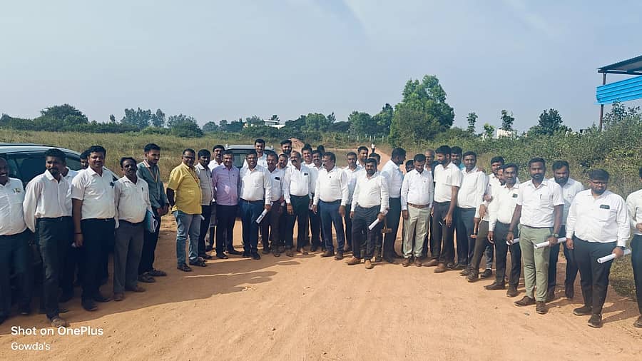 ದೇವನಹಳ್ಳಿ ಪಟ್ಟಣದ ವಿಜಯಪುರ ರಸ್ತೆಯಲ್ಲಿರುವ ಸರ್ಕಾರಿ ಆಸ್ಪತ್ರೆಯ ಮುಂಭಾಗ ಜಿಲ್ಲಾ ನ್ಯಾಯಾಲಯಕ್ಕೆ ಮಂಜೂರಾದ ಜಾಗದ ಸರ್ವೆ ಕಾರ್ಯ ನಡೆಯಿತು.