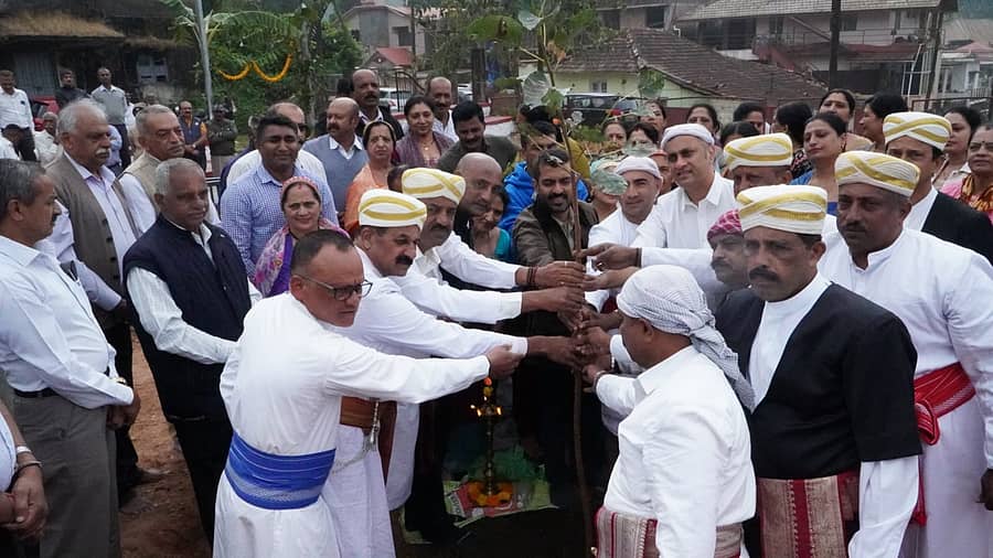 ಮಡಿಕೇರಿಯ ಕೋಲ್‌ಮಂದ್‌ನಲ್ಲಿ ಶುಕ್ರವಾರ ಆಲದ ಸಸಿ ನೆಡುವ ಕಾರ್ಯಕ್ಕೆ ಎಲ್ಲರೂ ಜೊತೆಯಾದರು