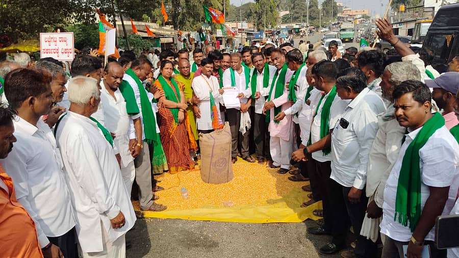 ಕಲಘಟಗಿ ಪಟ್ಟಣದಲ್ಲಿ ಬಿಜೆಪಿ ರೈತ ಮೋರ್ಚಾದಿಂದ ಶಿರಸ್ತೇದಾರ ಬಸವರಾಜ ಅಂಗಡಿ ಅವರಿಗೆ ಮನವಿ ಸಲ್ಲಿಸಲಾಯಿತು