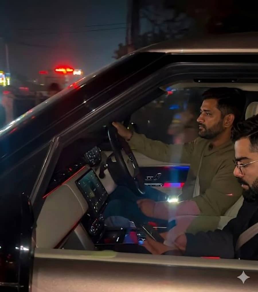 <div class="paragraphs"><p>ಕಾರಿನಲ್ಲಿ ಧೋನಿ–ಕೊಹ್ಲಿ</p></div>