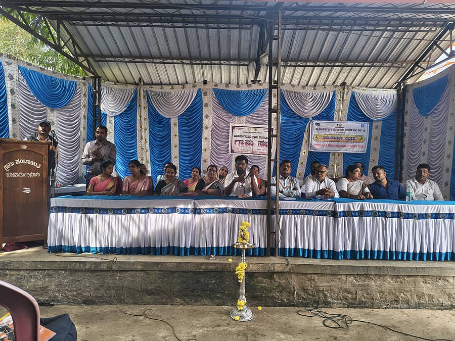 ಕುಶಾಲನಗರ ಸಮೀಪದ ಕೂಡುಮಂಗಳೂರು ಗ್ರಾಮ ಸಭೆ ಅಧ್ಯಕ್ಷ ಭಾಸ್ಕರ್ ನಾಯಕ್ ಅಧ್ಯಕ್ಷತೆಯಲ್ಲಿ ಶುಕ್ರವಾರ ನಡೆಯಿತು