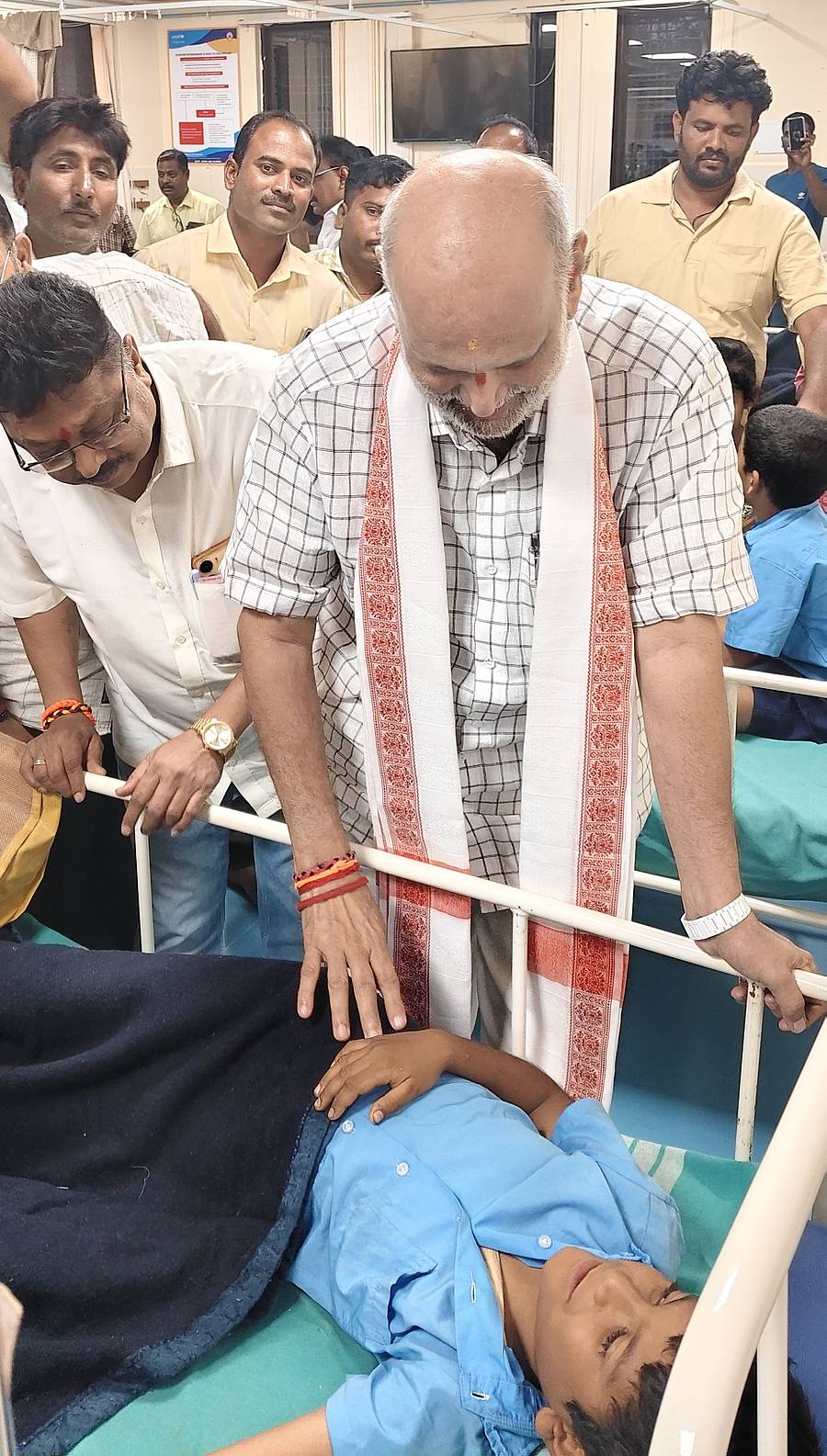 ಮಧ್ಯಾಹ್ನದ ಬಿಸಿಯೂಟ ಮಾಡಿದ ನಂತರ ಅಸ್ವಸ್ಥಗೊಂಡು ತಾಲ್ಲೂಕು ಆಸ್ಪತ್ರೆಗೆ ದಾಖಲಾಗಿದ್ದ ಮುಂಡಗೋಡ ಪಟ್ಟಣದ ಶಾಸಕರ ಮಾದರಿ ಹಿರಿಯ ಪ್ರಾಥಮಿಕ ಶಾಲೆಯ ವಿದ್ಯಾರ್ಥಿಗಳ ಆರೋಗ್ಯವನ್ನು ಶಾಸಕ ಶಿವರಾಮ ಹೆಬ್ಬಾರ ವಿಚಾರಿಸಿದರು