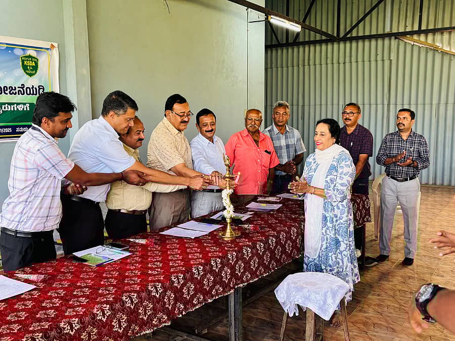 ಗೋಣಿಕೊಪ್ಪಲಿನ ಕಿತ್ತಳೆ ಬೆಳೆಗಾರರ ಸಹಕಾರ ಸಂಘದ ಕಿತ್ತಳೆ ಸಭಾಂಗಣದಲ್ಲಿ ಮಂಗಳವಾರ ಕೃಷಿ ಇಲಾಖೆಯ ಆತ್ಮ ಯೋಜನೆಯಡಿ ಏರ್ಪಡಿಸಿದ್ದ ತರಬೇತಿ ಕಾರ್ಯಕ್ರಮವನ್ನು ಕ್ರೀಡಾ ಪ್ರಾಧಿಕಾರದ ಅಧ್ಯಕ್ಷ ಅರುಣ್ ಮಾಚಯ್ಯ ಮಂಗಳವಾರ ಉದ್ಘಾಟಿಸಿದರು