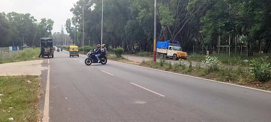 ಕೆಜಿಎಫ್‌ ಬೆಮಲ್‌ ನಗರದ ಎಆರ್‌ಟಿಒ ಕಚೇರಿ ಮುಂಭಾಗದಲ್ಲಿ ಬೈಕ್‌ ಸವಾರರು ಸಂಚಾರ ನಿಯಮ ಉಲ್ಲಂಘಿಸಿ, ದ್ವಿಪಥ ರಸ್ತೆ ದಾಟುತ್ತಿರುವುದು