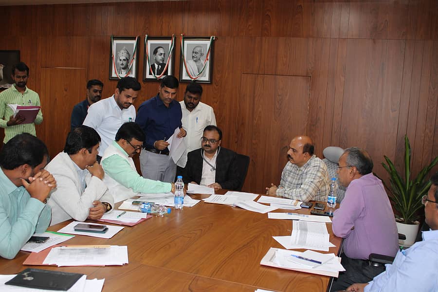 ಜಿಲ್ಲಾಧಿಕಾರಿಗಳ ಕಚೇರಿಯಲ್ಲಿ ಶುಕ್ರವಾರ ಆಗ್ನೇಯ ಪದವೀಧರ ಕ್ಷೇತ್ರದ ಮತಪಟ್ಟಿ ತಯಾರಿಕೆ ಸಿದ್ಧತೆಗಳನ್ನು ಭಾರತೀಯ ಚುನಾವಣೆ ಆಯೋಗದ ಕಾರ್ಯದರ್ಶಿ ಸುಮನ್ ಕುಮಾರ್ ದಾಸ್ ಪರಿಶೀಲಿಸಿದರು