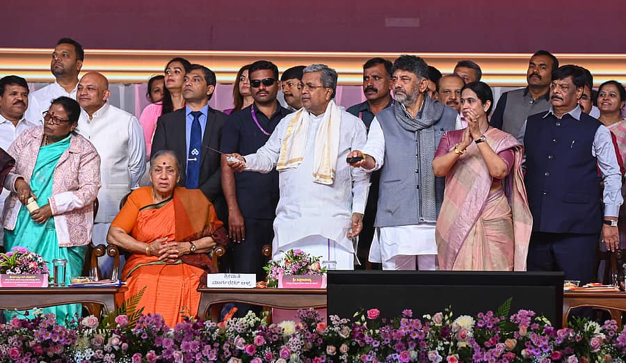 ಬೆಂಗಳೂರಿನಲ್ಲಿ ನಡೆದ ಐಸಿಡಿಎಸ್‌ ಸುವರ್ಣ ಮಹೋತ್ಸವದಲ್ಲಿ ಸಿದ್ದರಾಮಯ್ಯ ಅವರು ರಿಮೋಟ್ ಬಟನ್ ಒತ್ತುವ ಮೂಲಕ ‘ಅಕ್ಕ ಪಡೆ’ಗೆ ಚಾಲನೆ ನೀಡಿದರು. ಮೋಟಮ್ಮ, ಮಾರ್ಗರೇಟ್ ಆಳ್ವ,  ಡಿ.ಕೆ. ಶಿವಕುಮಾರ್, ಲಕ್ಷ್ಮಿ ಹೆಬ್ಬಾಳಕರ್‌, ಎಚ್.ಸಿ. ಮಹದೇವಪ್ಪ ಉಪಸ್ಥಿತರಿದ್ದರು
ಪ್ರಜಾವಾಣಿ ಚಿತ್ರ