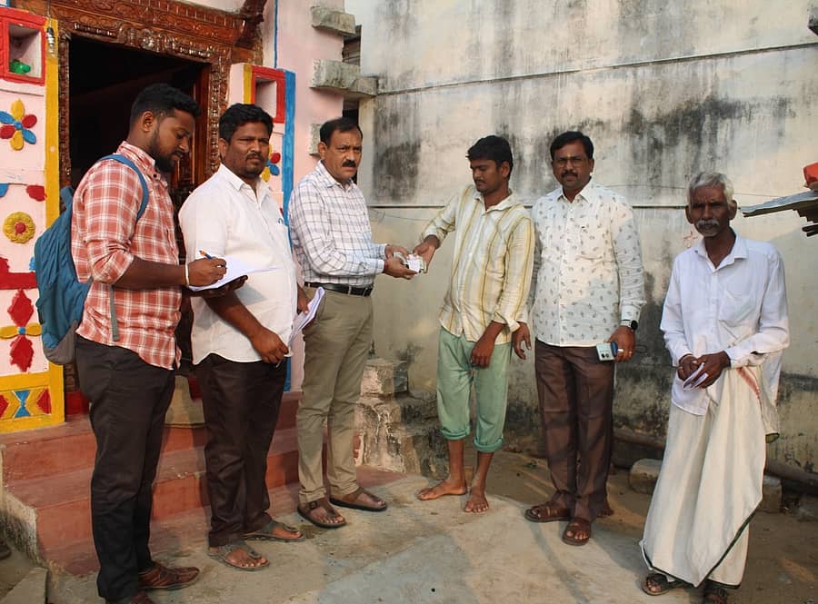 ಗುರುಮಠಕಲ್‌ನ ಗ್ರಾಮವೊಂದರಲ್ಲಿ ಒಂದು ದಿನದ ಕರ ವಸೂಲಿ ವಿಶೇಷ ಅಭಿಯಾನ ಅಂಗವಾಗಿ ಕರ ಪಾವತಿ ರಸೀದಿ ನೀಡಿದ ಅಧಿಕಾರಿ 