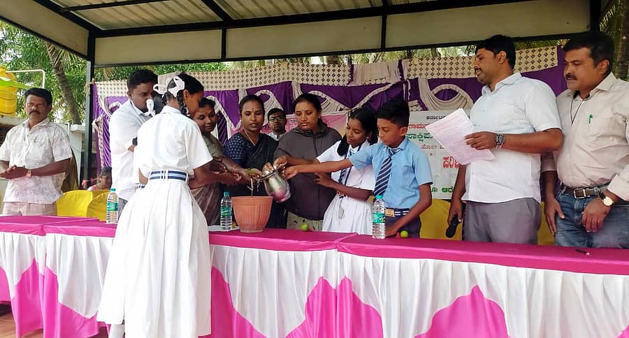 ಚನ್ನಪಟ್ಟಣ ತಾಲ್ಲೂಕಿನ ಕನ್ನಿದೊಡ್ಡಿ ಸರ್ಕಾರಿ ಪ್ರಾಥಮಿಕ ಶಾಲೆಯಲ್ಲಿ ನಡೆದ ಮಕ್ಕಳ ಗ್ರಾಮಸಭೆಗೆ ವಿರುಪಾಕ್ಷಿಪುರ ಗ್ರಾ.ಪಂ ಅಧ್ಯಕ್ಷೆ ಪುಷ್ಪಕಲಾ ಚಾಲನೆ ನೀಡಿದರು. ಪಿಡಿಒ ಕೆ.ಸುಧೀಂದ್ರ ಇತರರು ಹಾಜರಿದ್ದರು