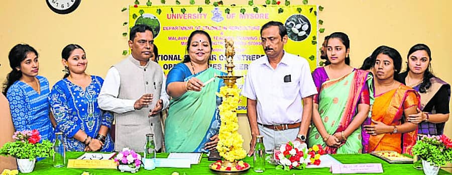 <div class="paragraphs"><p>ಮೈಸೂರು ವಿ.ವಿ. ರೇಷ್ಮೆ ಕೃಷಿ ವಿಜ್ಞಾನ ವಿಭಾಗದಲ್ಲಿ ಶುಕ್ರವಾರ ‘ರೇಷ್ಮೆ ಕೃಷಿಯಲ್ಲಿ ಉದ್ಯಮಶೀಲತೆ ಅವಕಾಶ’ ಕುರಿತು ಆಯೋಜಿಸಿದ್ದ ರಾಷ್ಟ್ರೀಯ ವಿಚಾರಸಂಕಿರಣವನ್ನು ಪ್ರೊ.ಎಚ್.ಪಿ. ಜ್ಯೋತಿ ಉದ್ಘಾಟಿಸಿದರು ಪ್ರಜಾವಾಣಿ ಚಿತ್ರ</p></div>