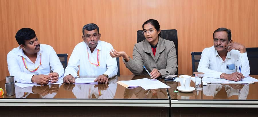 ಜಿ.ಪಂ.ಮಿನಿ ಸಭಾಂಗಣದಲ್ಲಿ ಶನಿವಾರ ನಡೆದ ಜಿಲ್ಲಾ ಮಟ್ಟದ ಗ್ಯಾರಂಟಿ ಯೋಜನೆಯ ಅನುಷ್ಠಾನ ಪ್ರಾಧಿಕಾರದ ಸಮಿತಿ ಸಭೆಯಲ್ಲಿ ಜಿ.ಪಂ. ಸಿಇಒ ಕೆ.ಆರ್.ನಂದಿನಿ ಮಾತನಾಡಿದರು