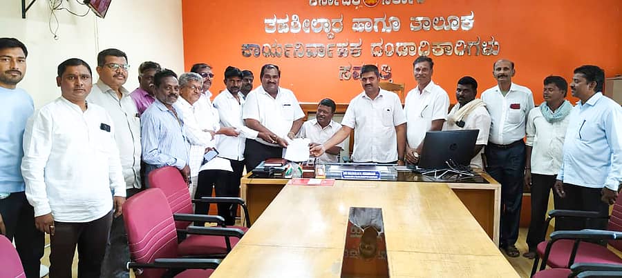 ಸವದತ್ತಿಯ ಚೋಪ್ರಾ ಸರ್ಕಾರಿ ಪಿಯು ಕಾಲೇಜಿನ ಶೈಕ್ಷಣಿಕ ವೈಫಲ್ಯದ ತನಿಖೆಗೆ ಆಗ್ರಹಿಸಿ ದಲಿತ ಸಂಘಟನೆಗಳಿಂದ ಗ್ರೇಡ್-2 ತಹಶೀಲ್ದಾರ್‌ ಎಂ.ಎನ್. ಮಠದ ಅವರಿಗೆ ಮನವಿ ಸಲ್ಲಿಸಲಾಯಿತು