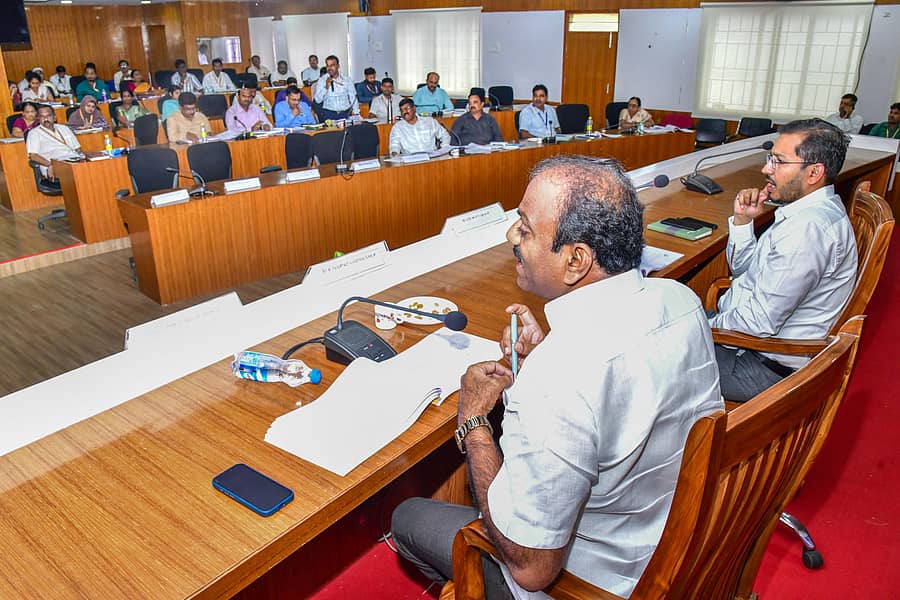 ಕೊಪ್ಪಳದಲ್ಲಿ ಶನಿವಾರ ನಡೆದ ದಿಶಾ ಸಭೆಯಲ್ಲಿ ಸಂಸದ ರಾಜಶೇಖರ ಹಿಟ್ನಾಳ ಮಾತನಾಡಿದರು. ಜಿಲ್ಲಾ ಪಂಚಾಯಿತಿ ಸಿಇಒ ವರ್ಣಿತ್‌ ನೇಗಿ ಹಾಗೂ ಇತರ ಅಧಿಕಾರಿಗಳು ಇದ್ದರು