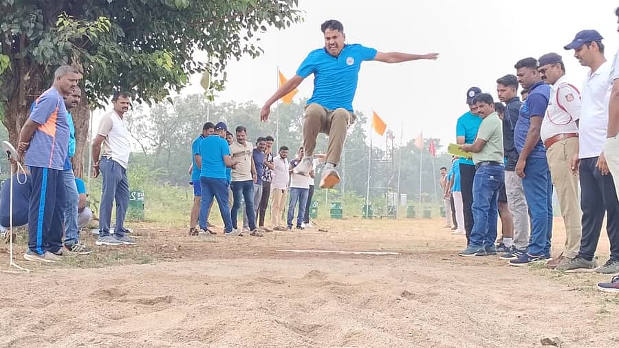 <div class="paragraphs"><p>ಹೊಸಪೇಟೆಯಲ್ಲಿ ಶನಿವಾರ ನಡೆದ ಪೊಲೀಸ್ ಕ್ರೀಡಾಕೂಟದಲ್ಲಿ ಉದ್ದಜಿಗಿತದಲ್ಲಿ ಕಂಡ ಒಂದು ರೋಚಕ ಕ್ಷಣ&nbsp; </p></div>