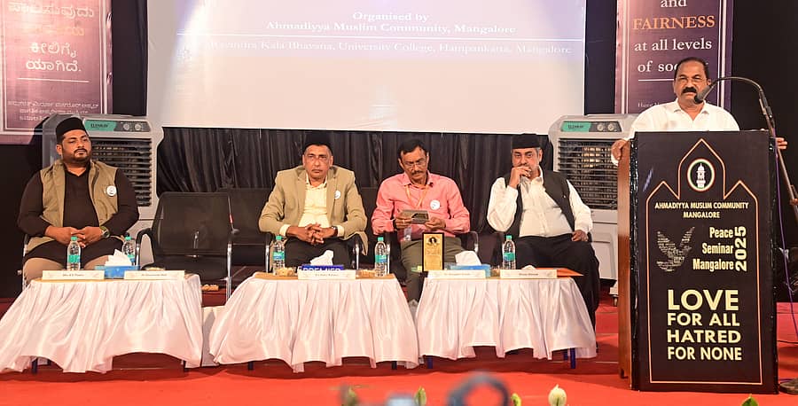 ಶಾಂತಿ ವಿಚಾರ ಸಂಕಿರಣದಲ್ಲಿ ಪ್ರೊ.ದಯಾನಂದ ನಾಯಕ್‌ ಮಾತನಾಡಿದರು. ಅಬ್ದುಲ್ ರಹೀಮ್‌, ಗಣಪತಿ ಗೌಡ, ಶಿರಾಜ್‌ ಅಹ್ಮದ್‌ ಮತ್ತಿತರರು ಭಾಗವಹಿಸಿದ್ದರು : ಪ್ರಜಾವಾಣಿ ಚಿತ್ರ