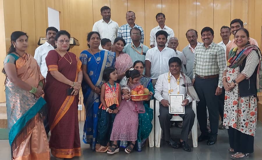 ಧಾರವಾಡದ ಕರ್ನಾಟಕ ವಿಶ್ವವಿದ್ಯಾಲಯದಲ್ಲಿ ಶನಿವಾರ ನಡೆದ ಬೀಳ್ಕೊಡುಗೆ ಸಮಾರಂಭದಲ್ಲಿ ರುದ್ರಪ್ಪ ಅಜ್ಜನ್ನವರ ಅವರನ್ನು ಸನ್ಮಾನಿಸಲಾಯಿತು