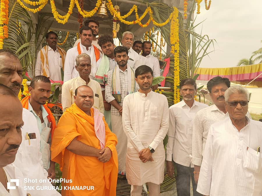 ಯಾದಗಿರಿ ತಾಲ್ಲೂಕಿನ ಯಡ್ಡಳ್ಳಿ ಗ್ರಾಮದಲ್ಲಿ ಶನಿವಾರ ನಡೆದ ಮಹರ್ಷಿ ವಾಲ್ಮೀಕಿ ಮೂರ್ತಿ ಅನಾವರಣ ಕಾರ್ಯಕ್ರಮದಲ್ಲಿ ವರದಾನಂದೇಶ್ವರ ಸ್ವಾಮೀಜಿ, ಶಾಸಕ ಶರಣಗೌಡ ಕಂದಕೂರ ಸೇರಿದಂತೆ ಹಲವರು ಪಾಲ್ಗೊಂಡಿದ್ದರು