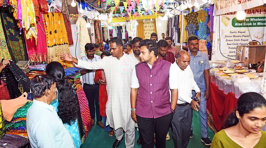 ಪ್ರಜಾವಾಣಿ’ ಮತ್ತು ‘ಡೆಕ್ಕನ್ ಹೆರಾಲ್ಡ್’ ವತಿಯಿಂದ ಮೈಸೂರಿನ ಸ್ಕೌಟ್ ಮತ್ತು ಗೈಡ್ಸ್ ಮೈದಾನದಲ್ಲಿ ಆಯೋಜಿಸಿರುವ ‘ದಿ ಇಂಡಿಯನ್ ಆರ್ಟಿಸನ್ಸ್ ಹಾತ್’ ಕರಕುಶಲ ವಸ್ತುಗಳ ಪ್ರದರ್ಶನ ಮತ್ತು ಮಾರಾಟ ಮೇಳದ ಮಳಿಗೆಗಳನ್ನು ಸಂಸದ ಯದುವೀರ್ ಕೃಷ್ಣದತ್ತ ಚಾಮರಾಜ ಒಡೆಯರ್ ವೀಕ್ಷಿಸಿದರು ಪ್ರಜಾವಾಣಿ ಚಿತ್ರ