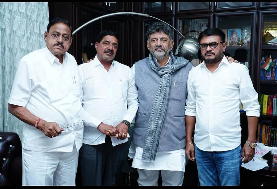 ಶಾಸಕರಾದ ಡಿ.ಜಿ. ಶಾಂತನಗೌಡ, ಬಿ. ದೇವೇಂದ್ರಪ್ಪ ಹಾಗೂ ಬಸವರಾಜು ವಿ.ಶಿವಗಂಗಾ ಅವರು ಉಪಮುಖ್ಯಮಂತ್ರಿ ಡಿ.ಕೆ.ಶಿವಕುಮಾರ್‌ ಅವರನ್ನು ಬೆಂಗಳೂರಿನಲ್ಲಿ ಭೇಟಿಯಾಗಿರುವುದು