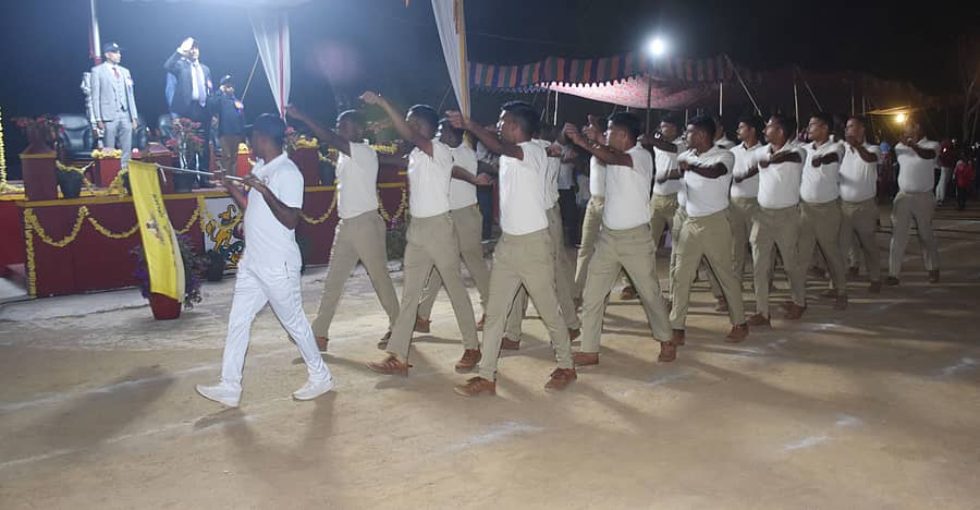 ಮಡಿಕೇರಿಯಲ್ಲಿ ಶನಿವಾರ ರಾತ್ರಿ ಸಮಾಪ್ತಿಗೊಂಡ ಕೊಡಗು ಜಿಲ್ಲಾ ಪೊಲೀಸ್ ಕ್ರೀಡಾಕೂಟದಲ್ಲಿ ಪೊಲೀಸರು ಪಥ ಸಂಚಲನ ನಡೆಸಿದರು   