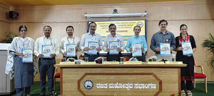 ರಾಯಚೂರಿನ ಕೃಷಿ ತಾಂತ್ರಿಕ ಮಹಾವಿದ್ಯಾಲಯದಲ್ಲಿ ನಡೆದ ಐದು ದಿನಗಳ ತರಬೇತಿಯ ಸಮಾರೋಪ ಸಮಾರಂಭದಲ್ಲಿ ಕೈಪಿಡಿ ಬಿಡುಗಡೆ ಮಾಡಲಾಯಿತು. ರೂಪಾಬಾಯಿ, ಎ.ಜಿ.ಶ್ರೀನಿವಾಸ, ಉದಯಕುಮಾರ ನಿಡೋಣಿ, ಎಂ.ಎಸ್.ಅಯ್ಯನಗೌಡ, ಸುಧಾದೇವಿ ಉಪಸ್ಥಿತರಿದ್ದರು