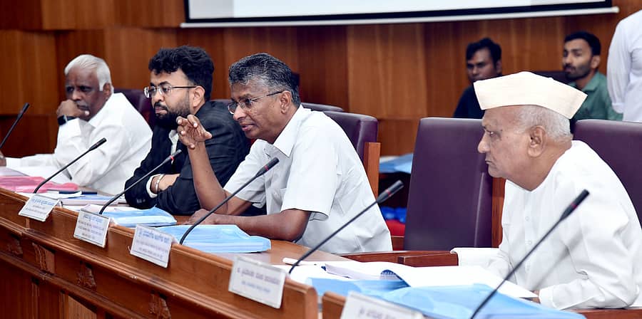 ಬೆಳಗಾವಿಯ ಸುವರ್ಣ ವಿಧಾನಸೌಧದ ಸೆಂಟ್ರಲ್ ಹಾಲ್ನಲ್ಲಿ ಶನಿವಾರ ನಡೆದ ಕೆಡಿಪಿ ಸಭೆಯಲ್ಲಿ ಸಚಿವ ಸತೀಶ ಜಾರಕಿಹೊಳಿ ಮಾತನಾಡಿದರು. ಈರಣ್ಣ ಕಡಾಡಿ, ರಾಹುಲ್ ಶಿಂಧೆ, ರಾಜು ಕಾಗೆ ಪಾಲ್ಗೊಂಡರು