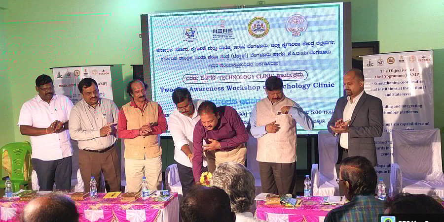 ಮೊಳಕಾಲ್ಮುರಿನಲ್ಲಿ ಶುಕ್ರವಾರದಿಂದ 2 ದಿನಗಳ ಕಾಲ ರೇಷ್ಮೆಸೀರೆ ತಯಾರಕರಿಗೆ ಹಮ್ಮಿಕೊಂಡಿದ್ದ ತರಬೇತಿ ಕಾರ್ಯಾಗಾರವನ್ನು ಕೈಗಾರಿಕೆ ಇಲಾಖೆ ಜಿಲ್ಲಾ ಉಪ ನಿರ್ದೇಶಕ ಆರ್.‌ ಆನಂದ್‌ ಉದ್ಘಾಟಿಸಿದರು