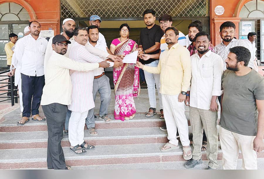 ಸಿಂಧನೂರಿನ ಸಾಲಿಡಾರಿಟಿ ಯೂಥ್ ಮೂವ್ಮೆಂಟ್ನ ಪದಾಧಿಕಾರಿಗಳು ಮಿನಿವಿಧಾನಸೌಧ ಕಚೇರಿ ಮುಂದೆ ಪ್ರತಿಭಟನೆ ನಡೆಸಿದರು