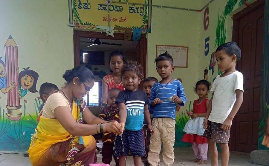 ಕಲಬುರಗಿ ಜಿಲ್ಲೆಯ ಗ್ರಾಮವೊಂದರ ಕೂಸಿನ ಮನೆಯಲ್ಲಿ ಆರೈಕೆದಾರರೊಬ್ಬರು ಮಕ್ಕಳ ಆರೈಕೆಯಲ್ಲಿ ತೊಡಗಿರುವುದು