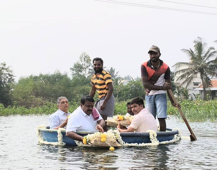 ನುಗ್ಗೇಹಳ್ಳಿ ಹೋಬಳಿಯ ಸಂತೇಶಿವರ ಗ್ರಾಮದ ದೊಡ್ಡಕೆರೆಗೆ ಭೈರಪ್ಪನವರ ಪುತ್ರ ಉದಯ್ ಶಂಕರ್ ಜೊತೆಗೂಡಿ ಶಾಸಕ ಸಿ.ಎನ್. ಬಾಲಕೃಷ್ಣ ದೋಣಿಯ ಮೂಲಕ ಕೆರೆಗೆ ಬಾಗಿನ ಅರ್ಪಿಸಿದರು